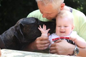 Freddy kietelt graag in oren