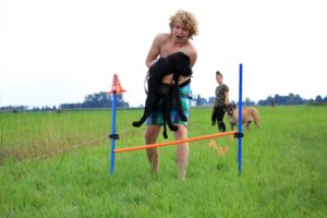 Jetje neemt de hindernis - Hillse Mastiffs